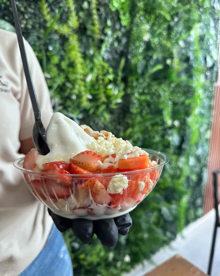 Copa de helado de yogurt con fresas frescas y queso