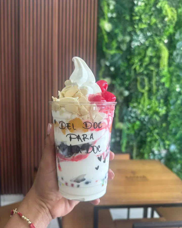 Vaso con helado, coco y gomitas, decorado con un mensaje