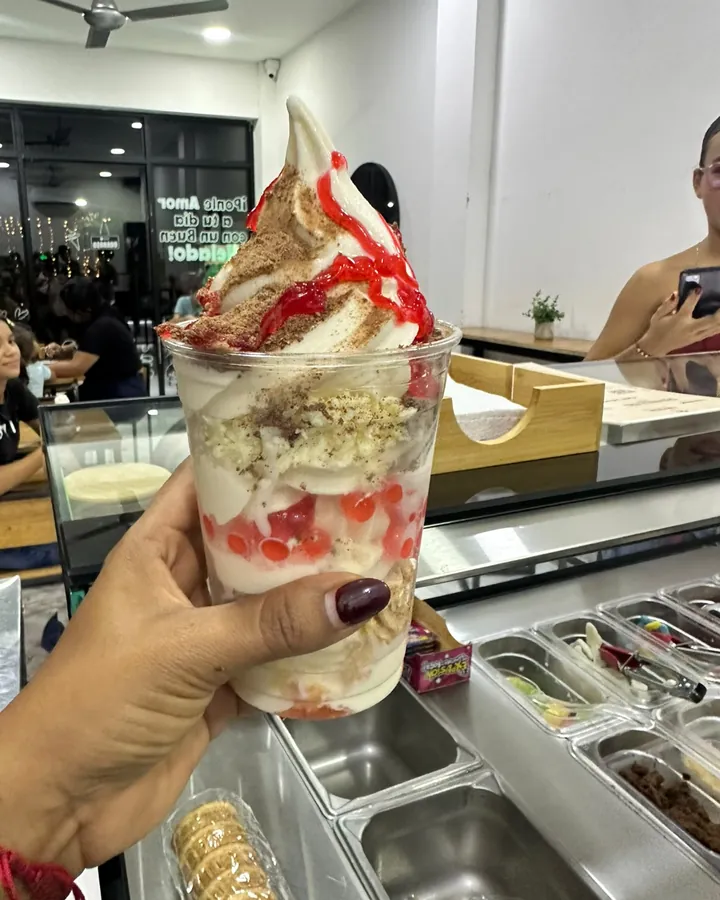 Vaso grande con helado, fresa y galleta