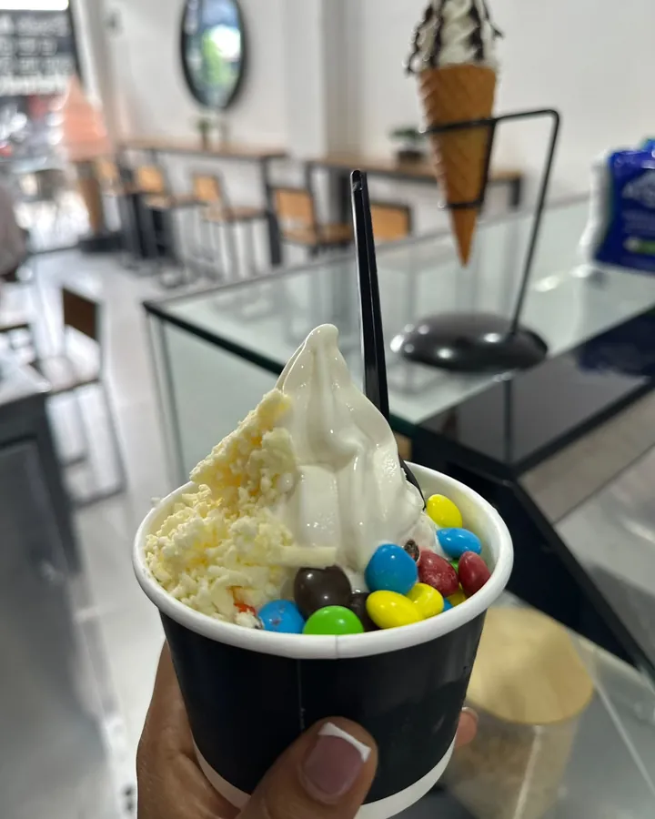 Vaso de Maná con helado, M&M y coco