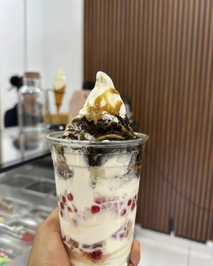 Vaso con helado, galleta Oreo, perlas rojas y arequipe