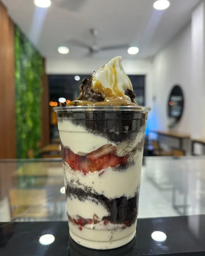 Vaso de 16 onzas con capas de helado, fresa, brownie y arequipe
